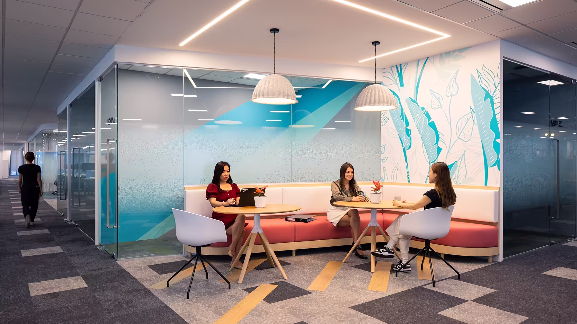 Adaptive Workplace Design 1 <em>A shared collaboration area provides an alternative to traditional desks for informal meetings, discussions and everyday interaction.</em>