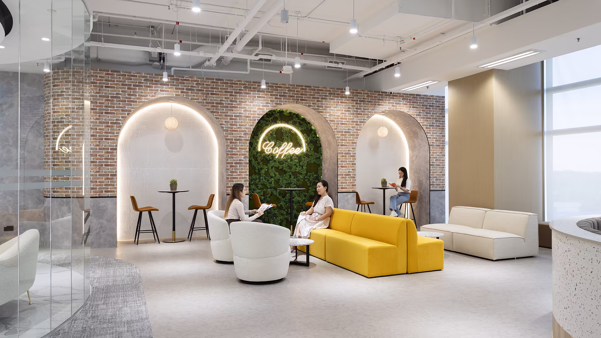A mix of informal seating and café-style settings supports casual meetings, social interaction and flexible use throughout the day.