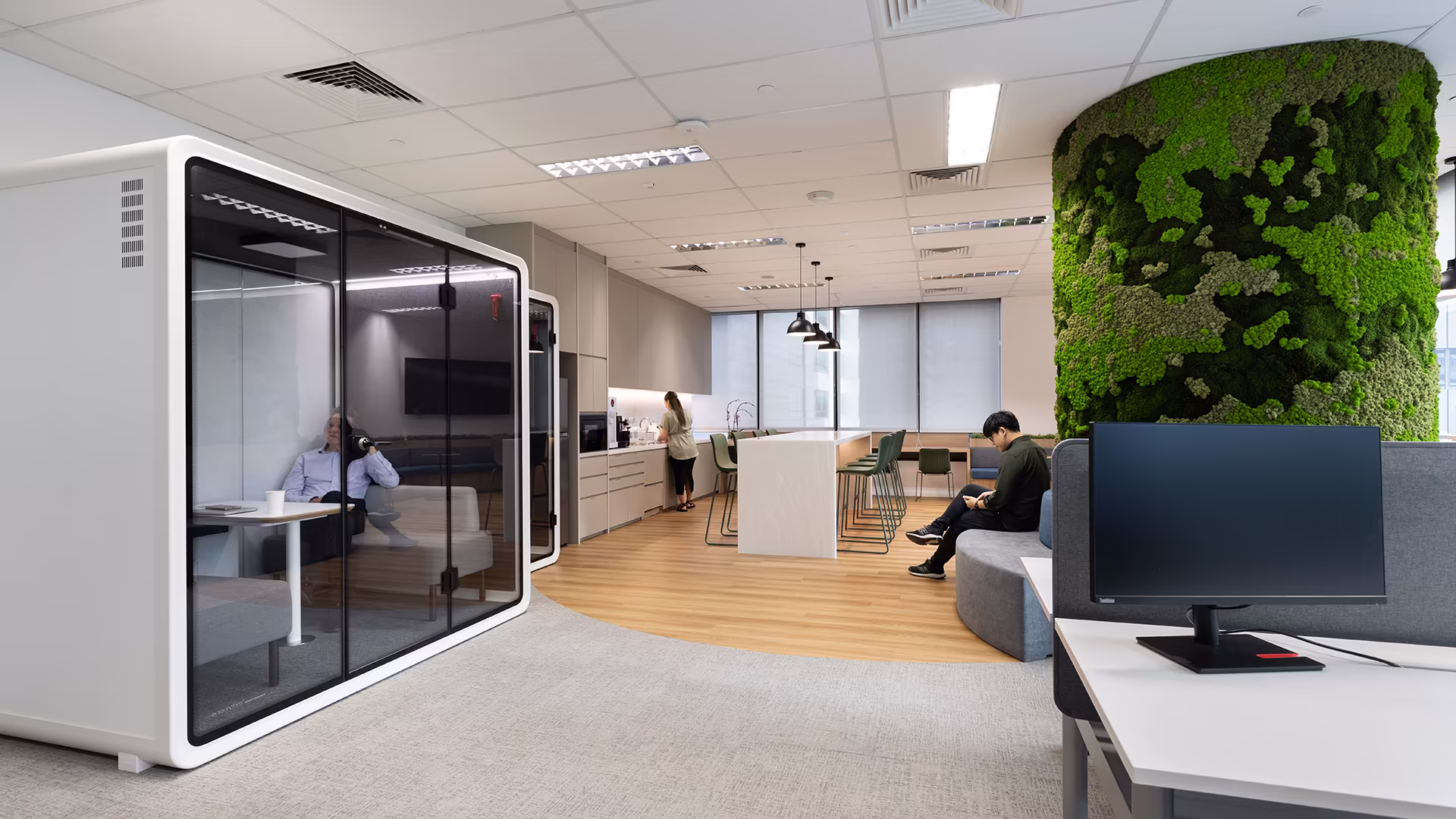 A mix of enclosed booths, open work areas and informal settings allows the workplace to support different activities within the same environment.
